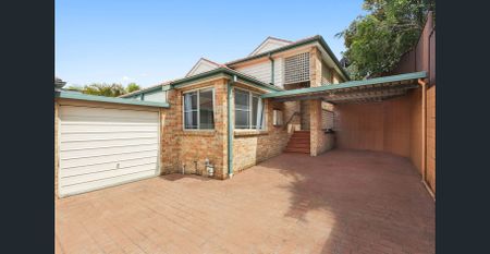 Spacious Family Haven with Sun-Drenched Outdoor Terrace - Photo 2