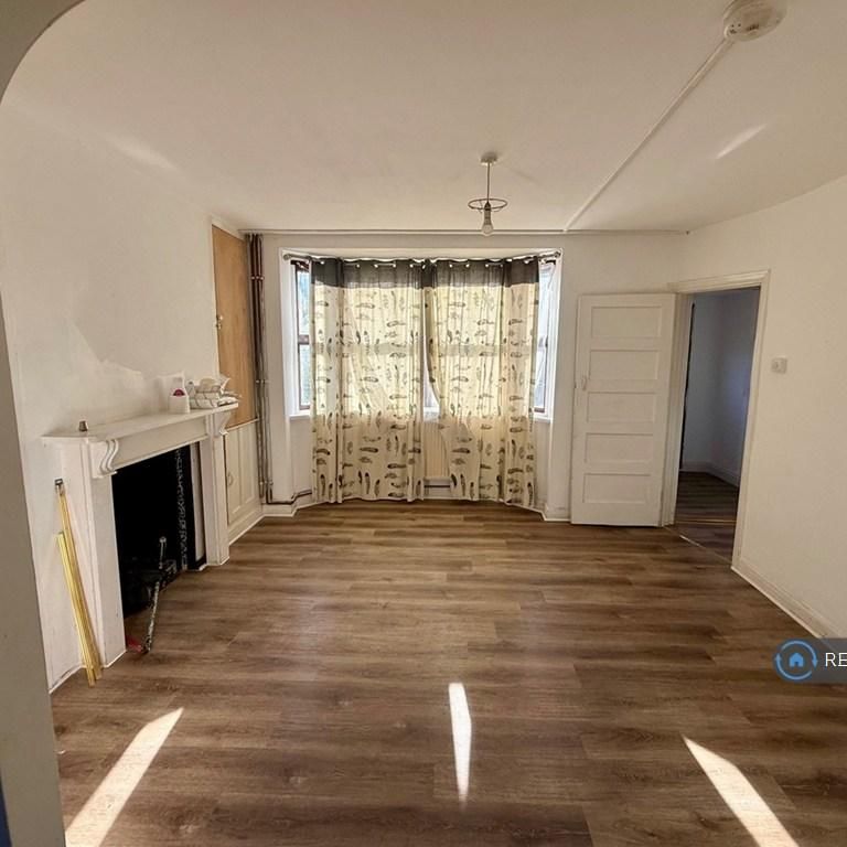 3 bedroom end of terrace house to rent - Photo 1