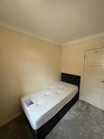 5 bedroom semi-detached house to rent - Photo 4