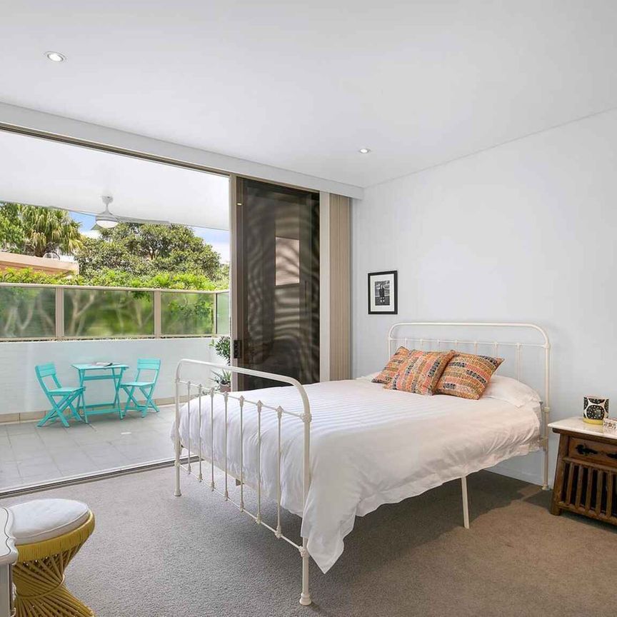 Spacious 3 bedroom park-side home with courtyard - Photo 1