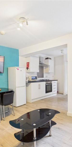 Flat 1, Room 2, - Photo 1