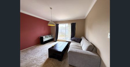 Spacious Family Home with Pool in Prime Calamvale Location – Walk to Shops & City Buses - Photo 2