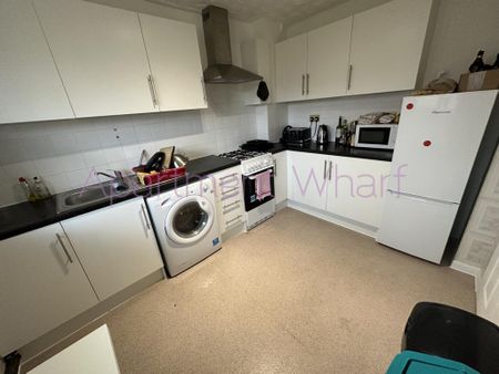 1 bedroom in a flat share to rent - Photo 2