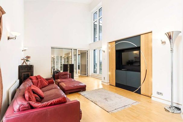 Spacious and bright split level top floor apartment in this riverside development in Greenwich. - Photo 1