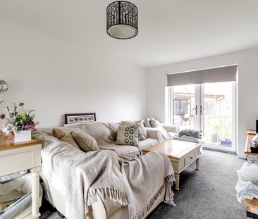 A 3 Bedroom House - Detached in Bishops Cleeve GL52 7ZX - Photo 1