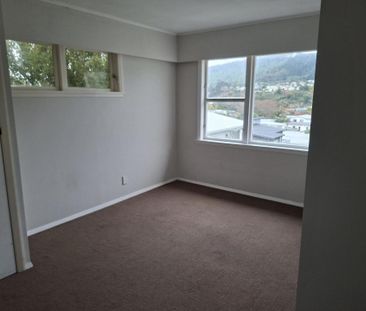 Spacious 6-Bedroom Family Home in Tawa - Photo 2