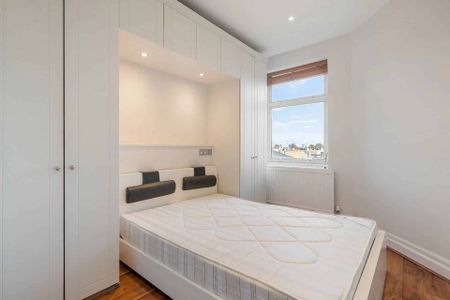 A well-presented two-bedroom apartment in a purpose-built block in St John’s Wood - Photo 4
