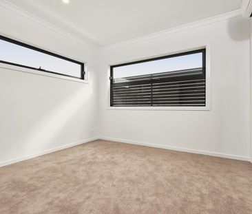 Stunning self contained townhouse - Photo 1