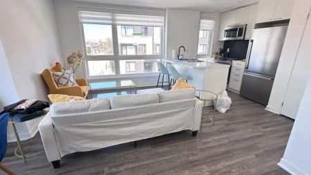 Toronto Furnished Townhouse for Rent - Spacious 2 Bed, 2.5 Bath Corner Suite with Private Rooftop Patio and City Views - Photo 3