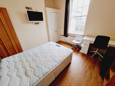 9 Bed Student Accommodation - Photo 4