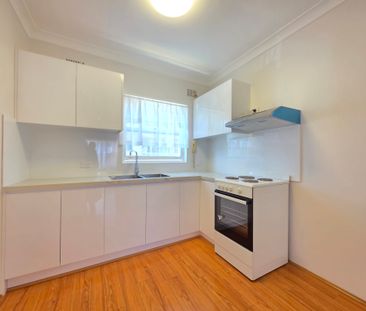 CONVENIENTLY LOCATED TWO-BEDROOM UNIT WITH SUNNY ASPECT - Photo 4