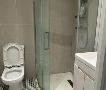 Ensuite room close to chigwel station- £850 pcm - Photo 2