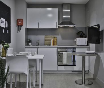 1 bedroom in a flat share to rent - Photo 5