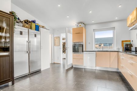 Skønt og rummeligt rækkehus med lukket have - Photo 5