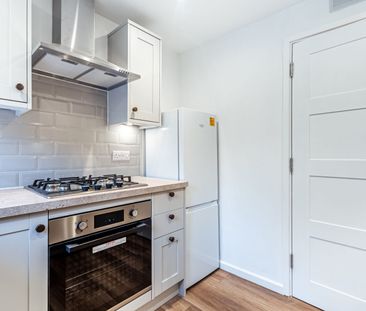 Available unfurnished now - Photo 4