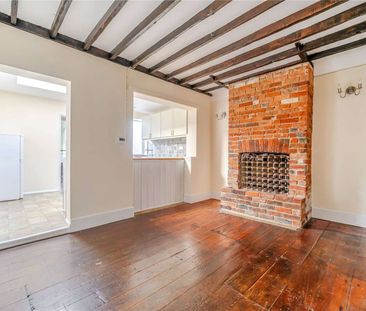 Delightful two bedroom cottage moments from Winchester train station. - Photo 2