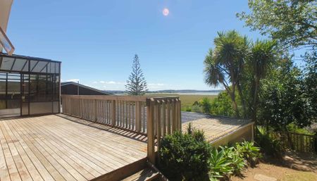 TE ATATU PENINSULA - Harbour view 3 bedroom - Photo 2