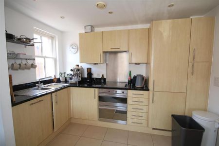 1 bedroom in a house share to rent - Photo 5