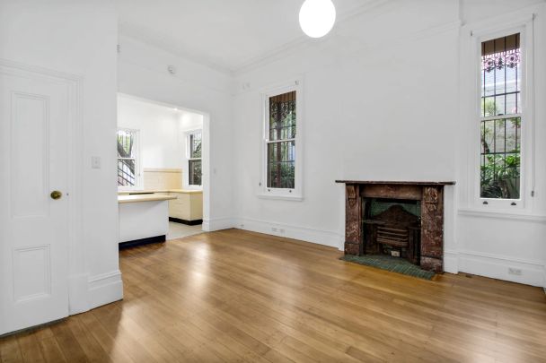 Oversized apartment with high ceilings and classic charm - Photo 1