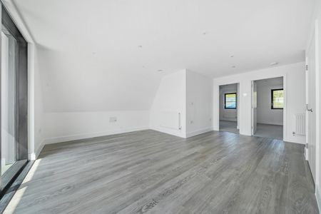 Flat to rent - Whiffens Avenue, Chatham, ME4 - Photo 4