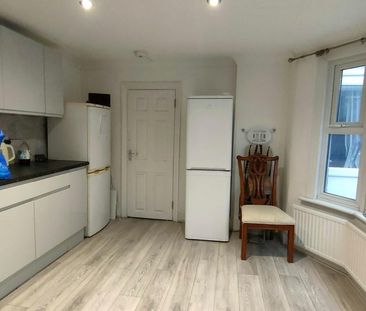 House of multiple occupation to rent - Photo 3