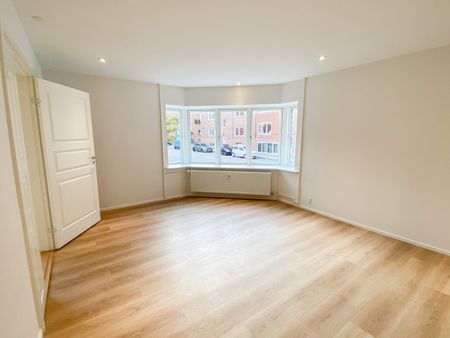 Totalrenoveret lejlighed med flot finish og klassisk planløsning - Photo 4