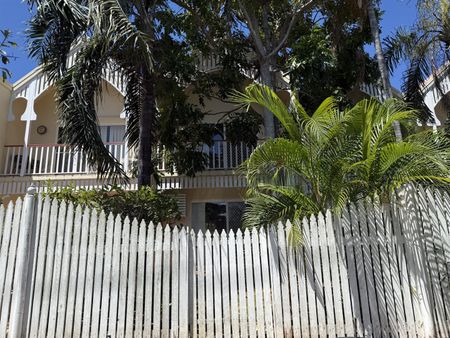 2 BEDROOM TOWNHOUSE IN CENTRAL LOCATION + TRANQUIL COURTYARD - Photo 4