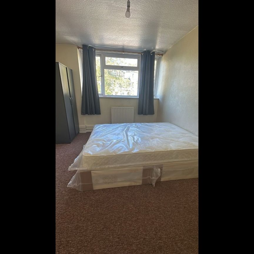 Room in a Shared House, Swinford Gardens, SW9 - Photo 1