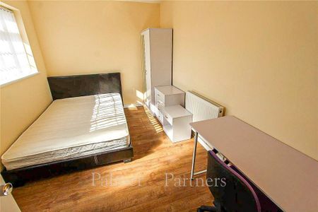 4 bedroom end of terrace house to rent - Photo 4