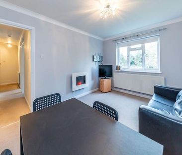 beautiful and spacious 2 double bedroom property on a quiet residen... - Photo 2