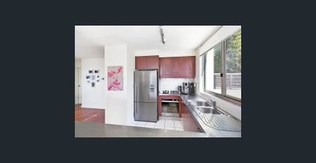 Blue ribbon apartment, premium locale, water views - Photo 5