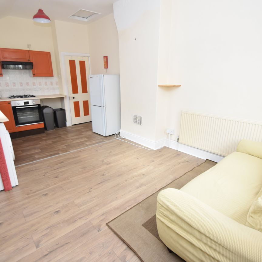 2 bed flat to rent in Amesbury Road, Roath, CF23 - Photo 1