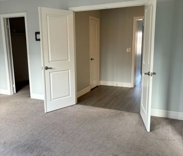 For Lease - 4 Snap Dragon Trail, East Gwillimbury, Ontario - Photo 3