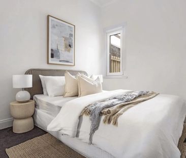 A refined 2 bed residence boasting character & prime location - Photo 3