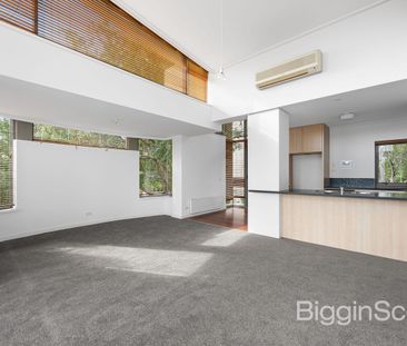 Sunlit Beachside Apartment with City Views - Photo 4