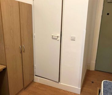 Single room with en-suite bathroom and shared kitchen and amenities in a highly regarded student accommodation, situated off Trafalgar Square. All bills included. Furnished. 24/7 security. - Photo 6