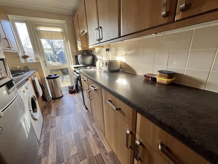 3 bedroom terraced house to rent - Photo 2