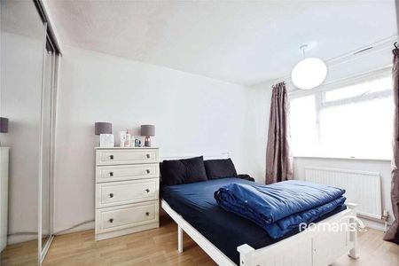 Brambles Farm Drive, Uxbridge, UB10 - Photo 5