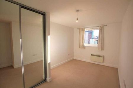 Woking, Surrey, GU21 - Photo 2