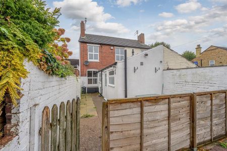 3 bedroom semi-detached house to rent - Photo 4