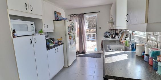 5 1/2 Avec Terrasse Et Cours (2 étages) - Photo 3