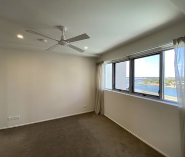 Stunning Waterfront Living in Anchorage Apartments – Hope Island - Photo 5