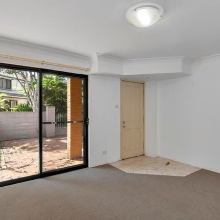 3 BEDROOM TOWNHOUSE WITH FRONT & REAR COURTYARDS - Photo 3