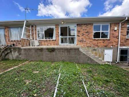 Charming Elevated Unit in the Heart of Mt Eden - A Perfect Blend of Comfort and Convenience! - Photo 2