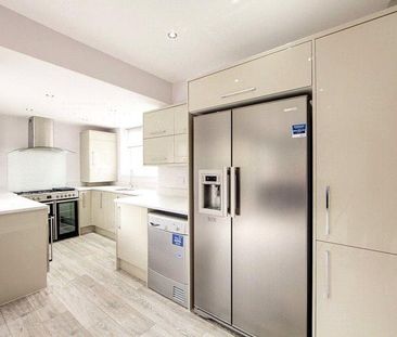 4 bedroom detached house to rent - Photo 3