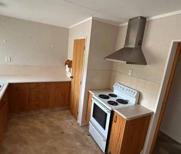 FOUR BEDROOMS, ASHHURST - Photo 4