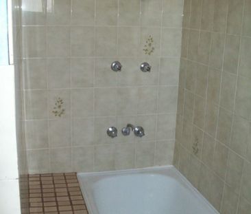 2 bedroom unit with courtyard - Photo 3