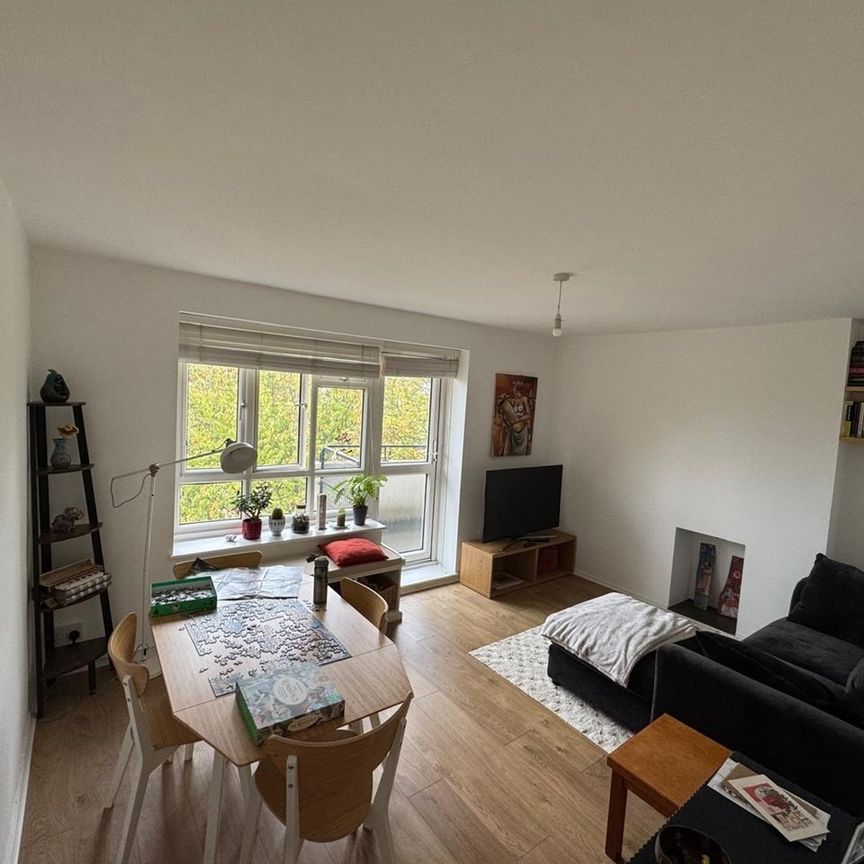 Room in a Shared Flat, Hartswood House, SW2 - Photo 1