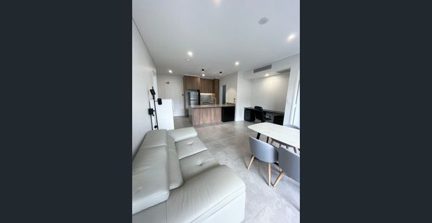 Furnished two bedroom apartment in Mascot with open outlook - Photo 1