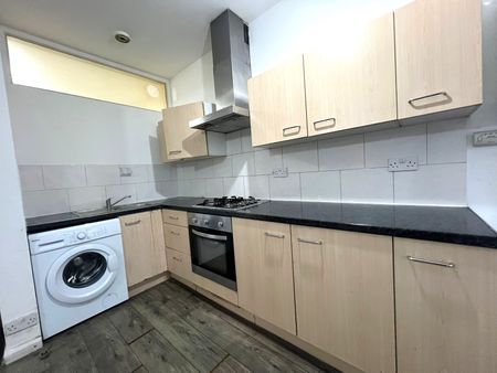 One bedroom First Floor flat close to ilford station- £1400 - Photo 5